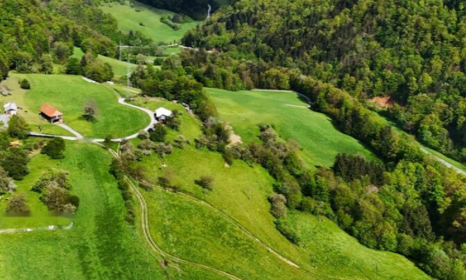 Усадьба, ферма Камник, выезд с а/д Трояне или Вранско.