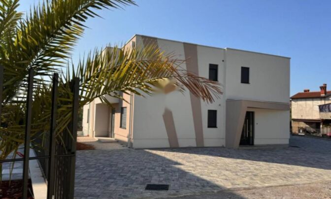 Четырехкомнатная квартира Побри