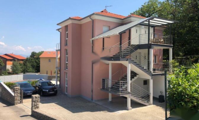 Семейный дом Оприч, Опатия