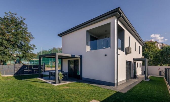 Дом, Прадэ, У Школы