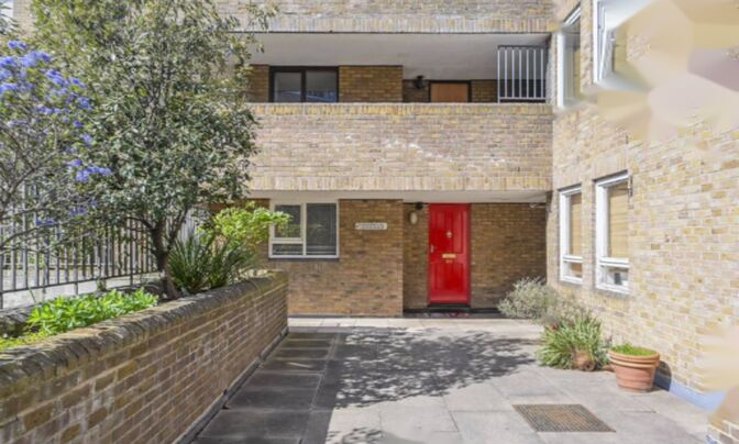 St Katherines Way, St Katharine Docks