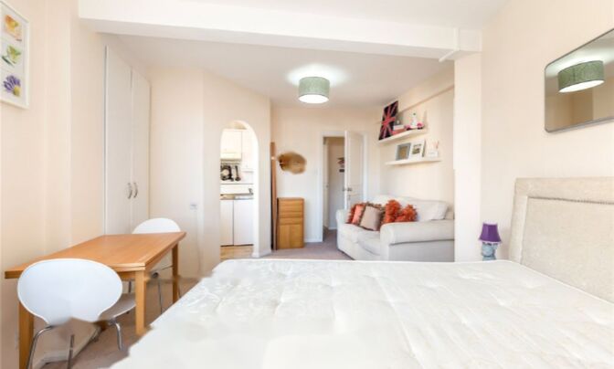 Chelsea Cloisters, Sloane Avenue