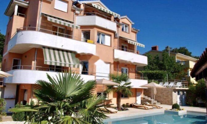 Семейный дом Оприч, Опатия