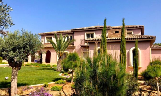 4 Bedroom Tuscan Villa Style For Sale in Kato Polemidia