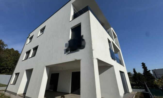 Трёхкомнатная квартира Побри