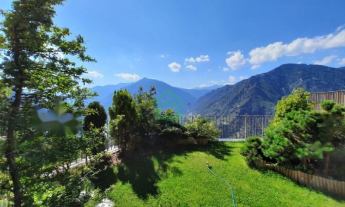House with 4 bedrooms, garden, garage and elevator in a prime location in Andorra