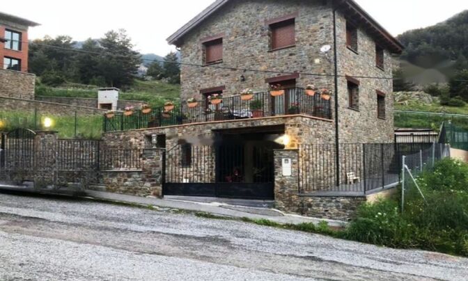 Chalet for sale in Pal with 4 bedrooms