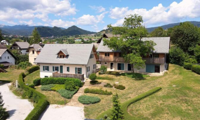 Дом в Бледе с видом на замок