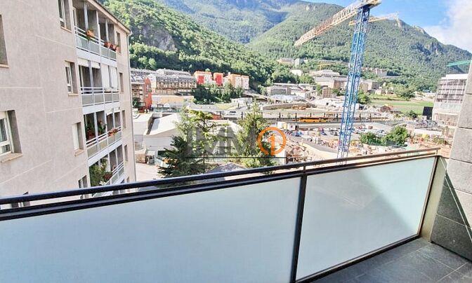 Central apartment for sale with 3 bedrooms, parking and storage