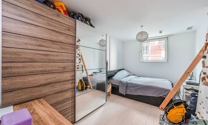 Salamanca Place, Albert Embankment