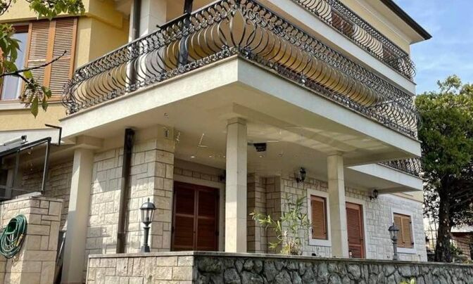 Дом в Тошине, Опатия