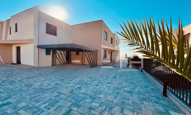 Четырехкомнатная квартира в центре Опатии