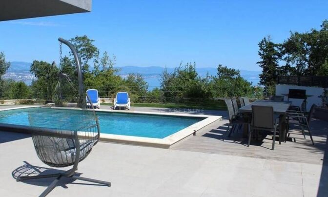 Семейный дом Оприч, Опатия