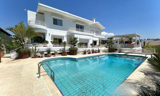 6 Bedroom Detached house For Sale in Limassol City