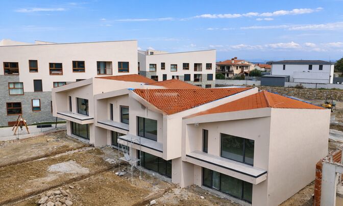 House with a terrace in Novy Shmarje