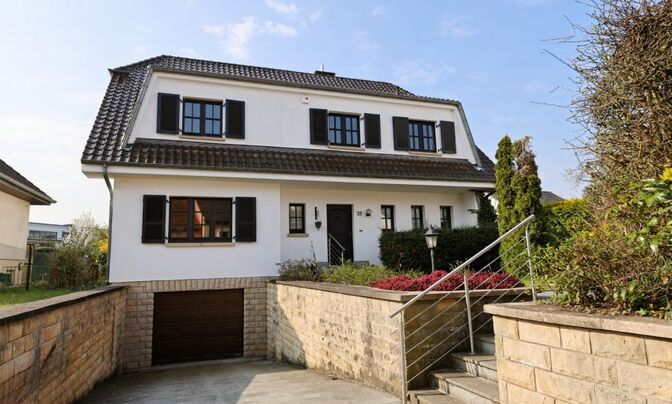 Villa 5 bedrooms for sale in Lintgen