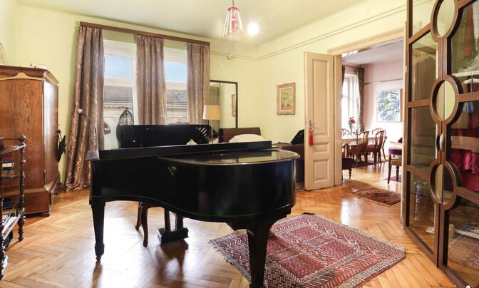 Three-room apartment in the center