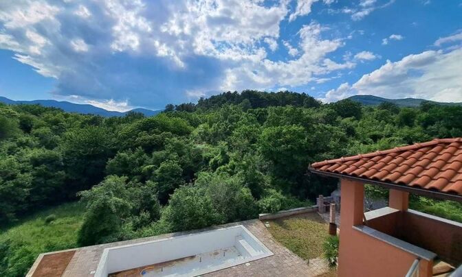 Family house Veprinac