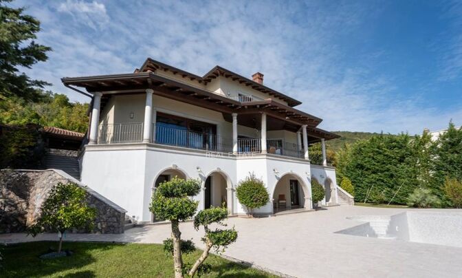 Семейный дом 508 м², новый