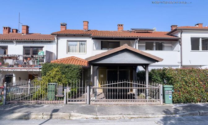 House with terrace Isola