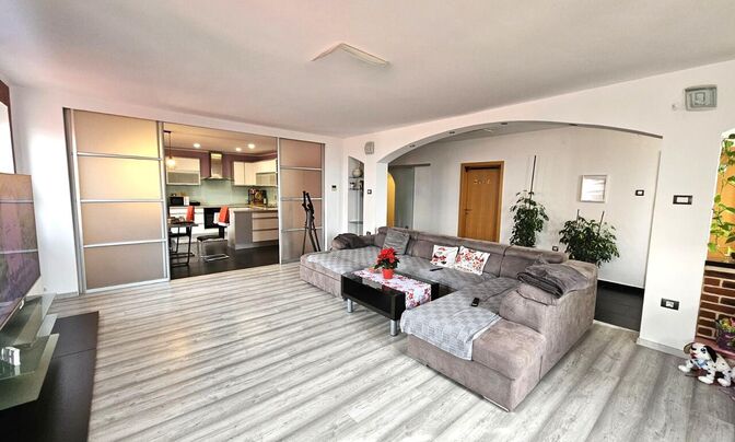 Five-room apartment in Hrvatini