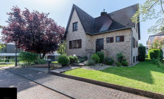 Detached house 4 bedrooms for sale in Bertrange