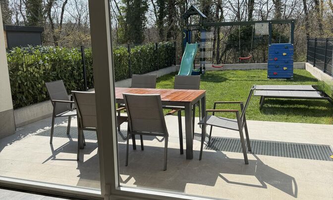 House with a terrace Novy Divaca