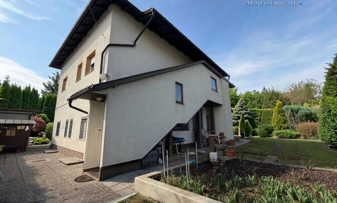 House, Ljubljana, Moste