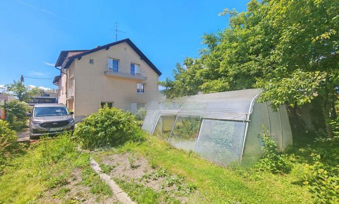 Two-story house Novo Trnovo