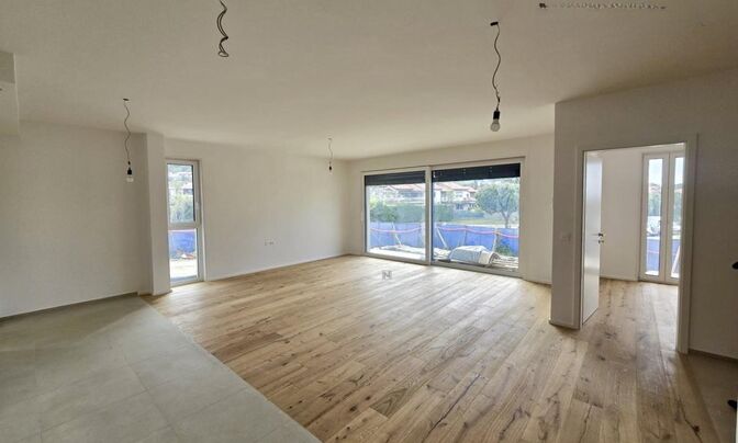 Izola: bright apartment with atrium