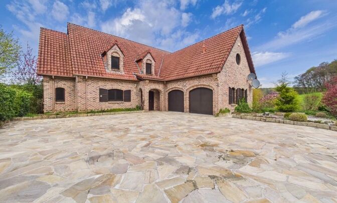 Detached house 4 bedrooms for sale in Eischen