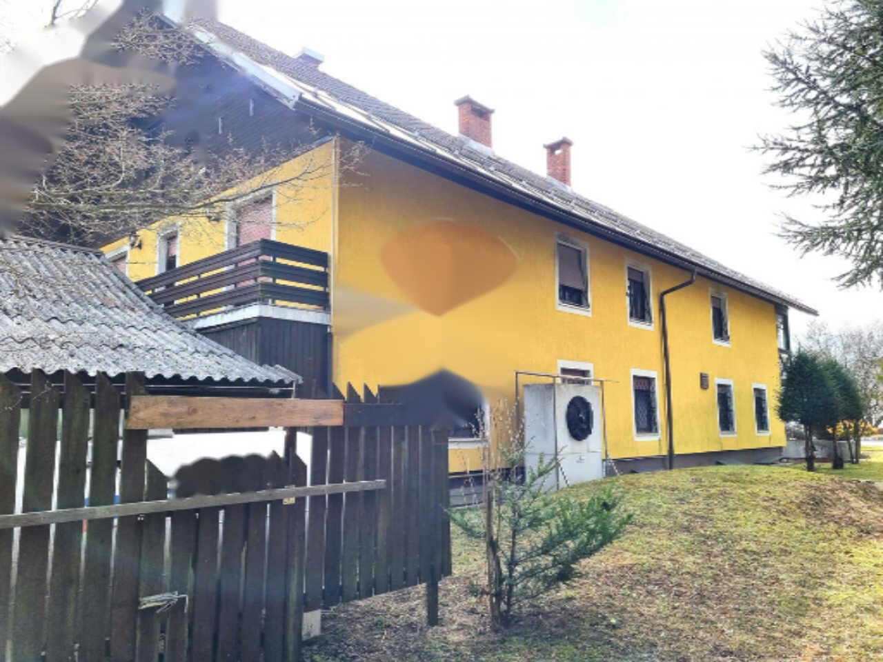 Частный дом-триплекс с коммерческими помещениями в поселке Чрнивец